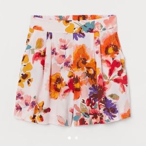 NWOT H&M Floral Shorts with diagonal pockets.